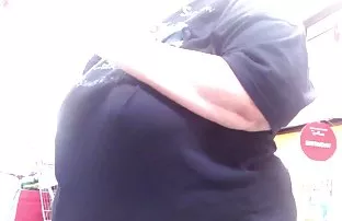Genosse brät Frau un ...