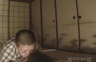 Sie schläft, und ich ...