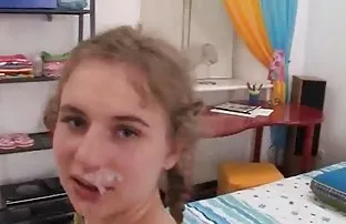Lisa in der Küche ka ...