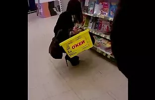 Junge Mädchen mit ei ...