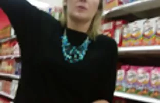 Die Frau zeigte nähe ...