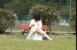 Eine Frau in den Mun ...