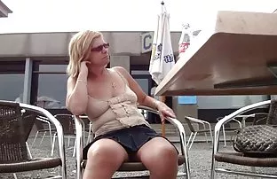 Sitzen neben dem Wei ...